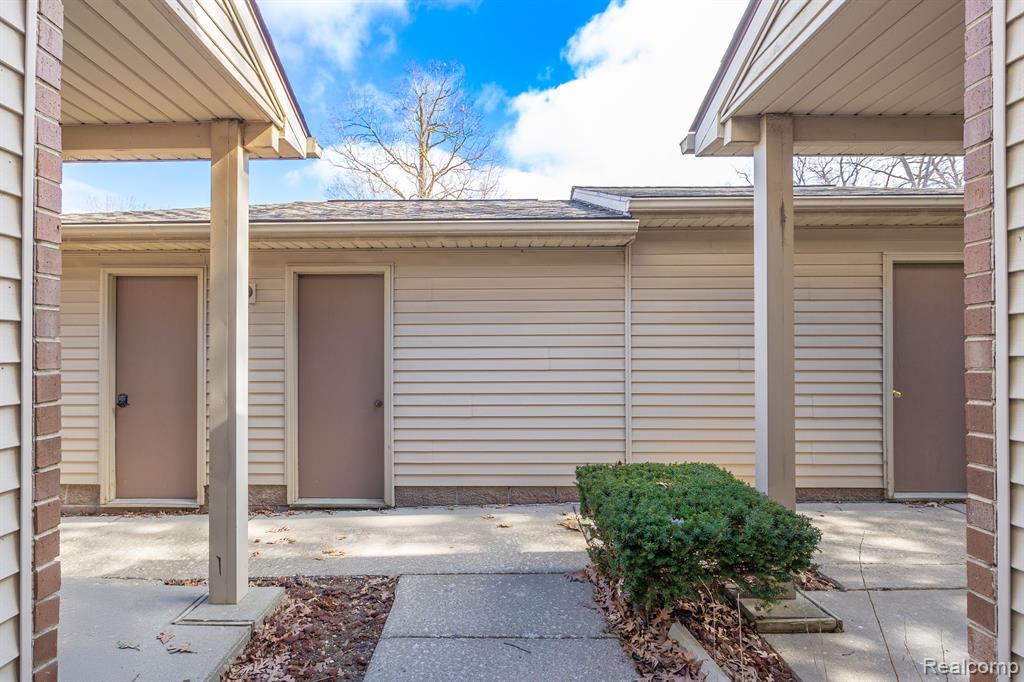 4933 OAK HILL Drive, Waterford, MI 48329 — Photo 6