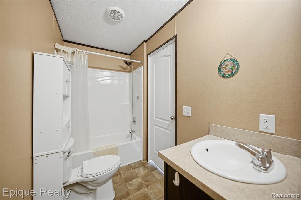 48580 Pineview Drive, Shelby Twp, MI 48317 — Photo 15