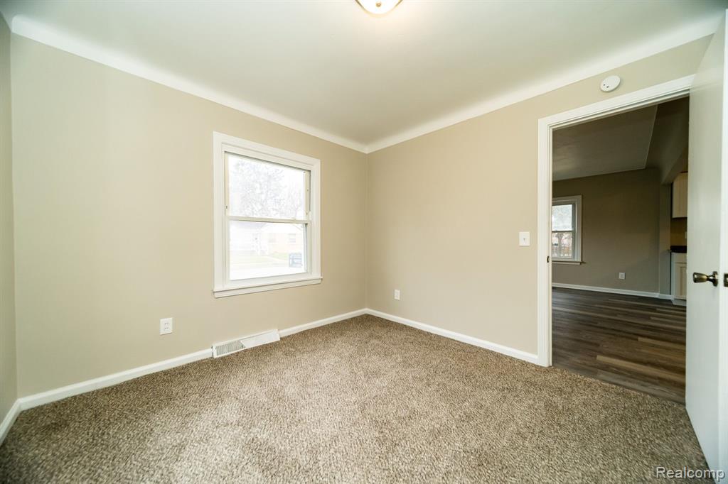 634 W HARWOOD Avenue, Madison Heights, MI 48071 — Photo 23