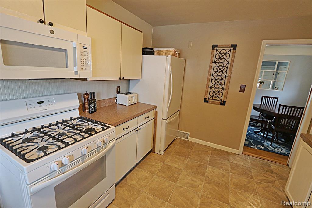 8554 WINSTON Lane, Dearborn Heights, MI 48127 — Photo 8