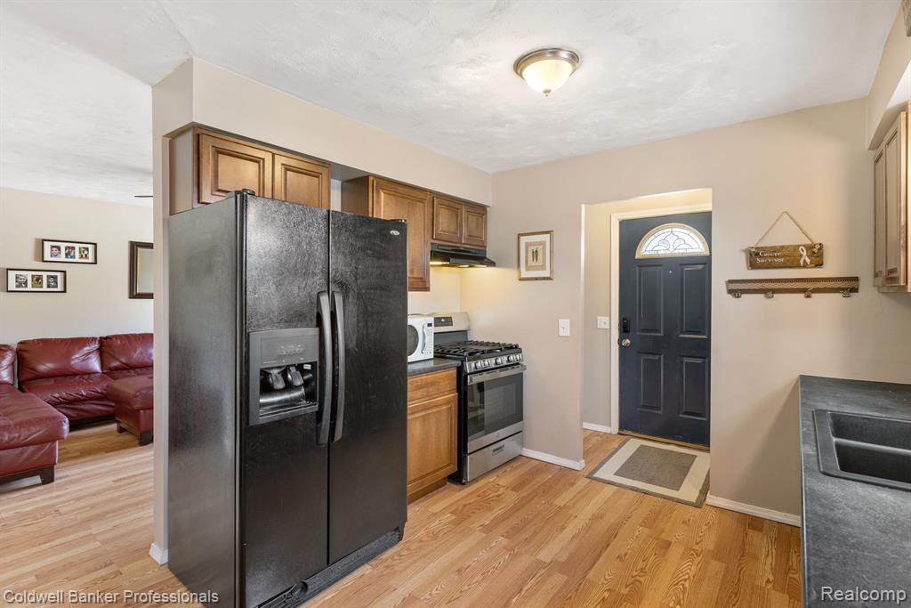 921 MACE Avenue, Madison Heights, MI 48071 — Photo 11