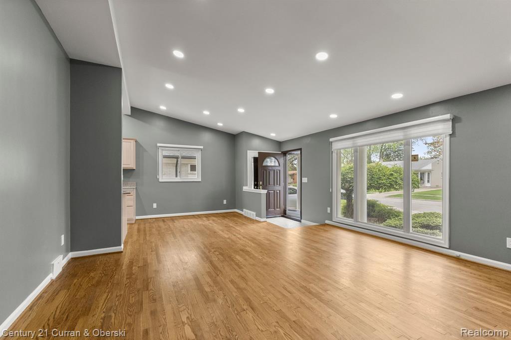 7484 N CHARLESWORTH Street, Dearborn Heights, MI 48127 — Photo 4