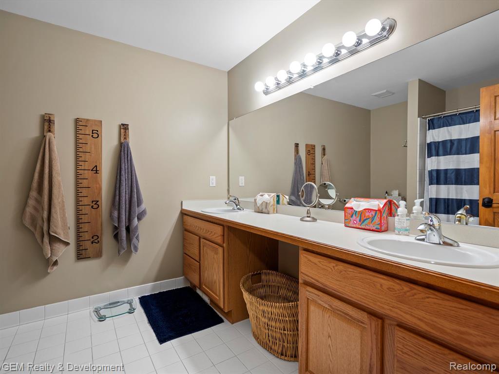 4163 DELPHINE Drive, Wixom, MI 48393 — Photo 26
