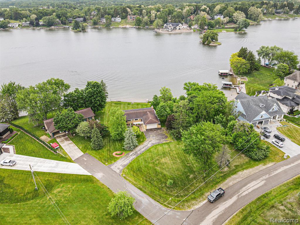 7038 Driftwood Drive, Fenton, MI 48430 — Photo 27