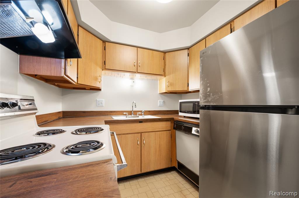 7538 Manor Circle, 102, Westland, MI — Photo 12