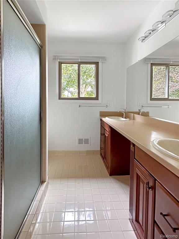 457 LAKE FOREST Road, Rochester Hills, MI 48309 — Photo 15