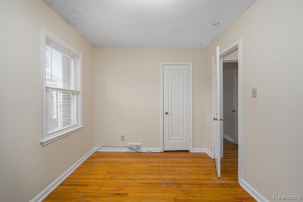 6585 Dolphin Street, Dearborn Heights, MI 48127 — Photo 17