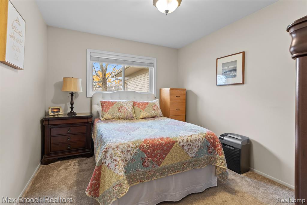 975 HUNTSFORD Drive, Troy, MI 48084 — Photo 17