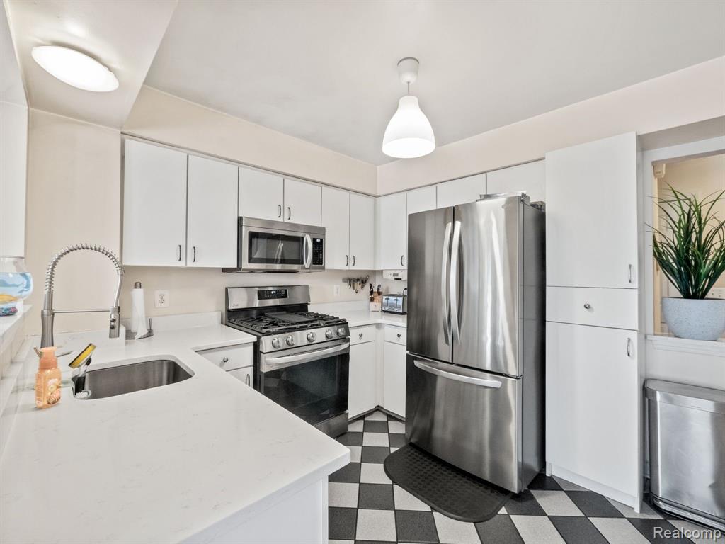 4081 HUNTERS Circle E, Canton, MI 48188 — Photo 5