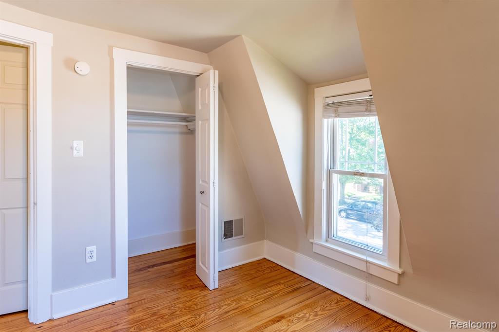 934 N CENTER Street, Royal Oak, MI 48067 — Photo 12