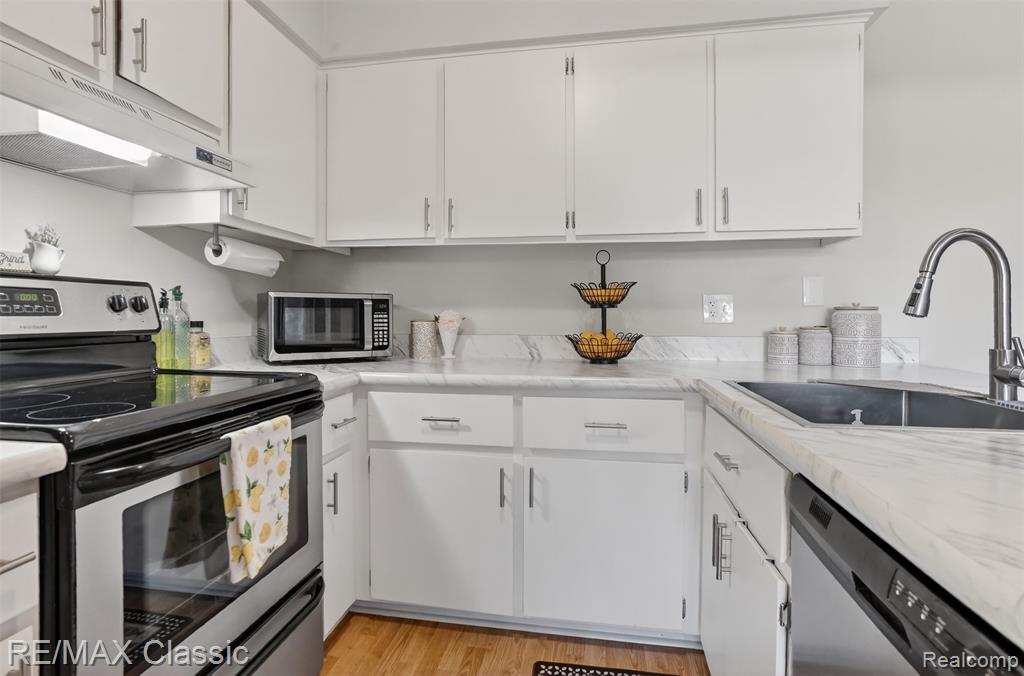 9 Willow Way, Waterford, MI 48328 — Photo 10