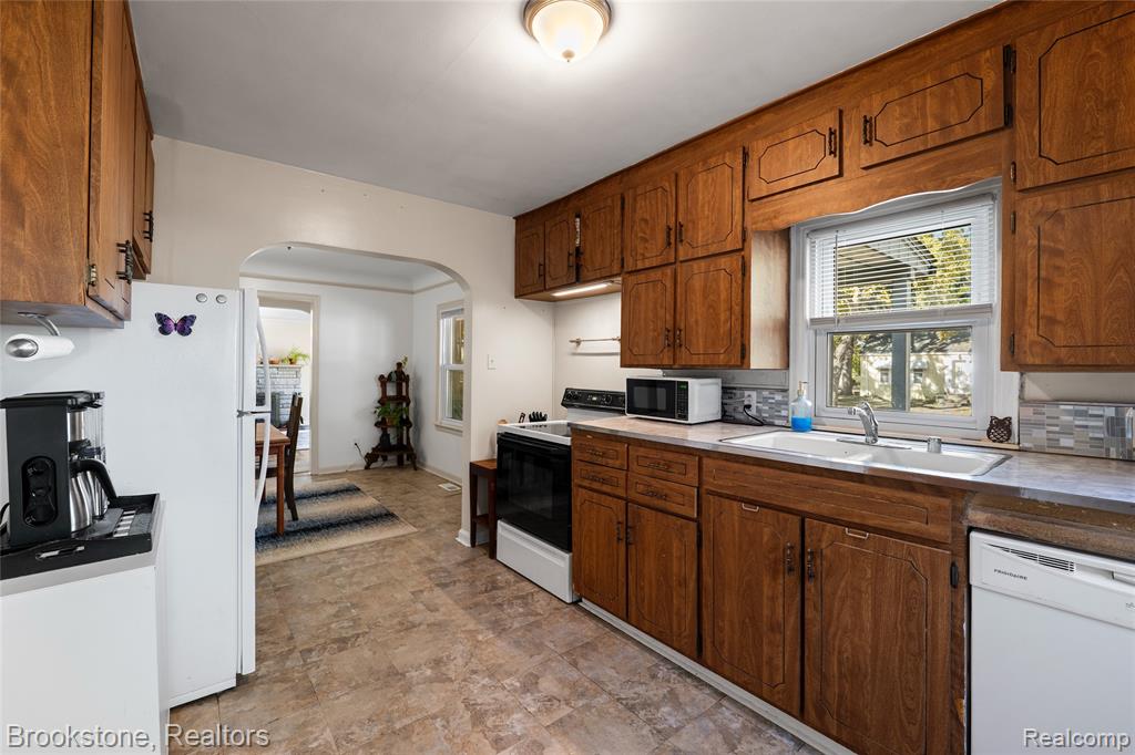800 E BERNHARD Avenue, Hazel Park, MI 48030 — Photo 11