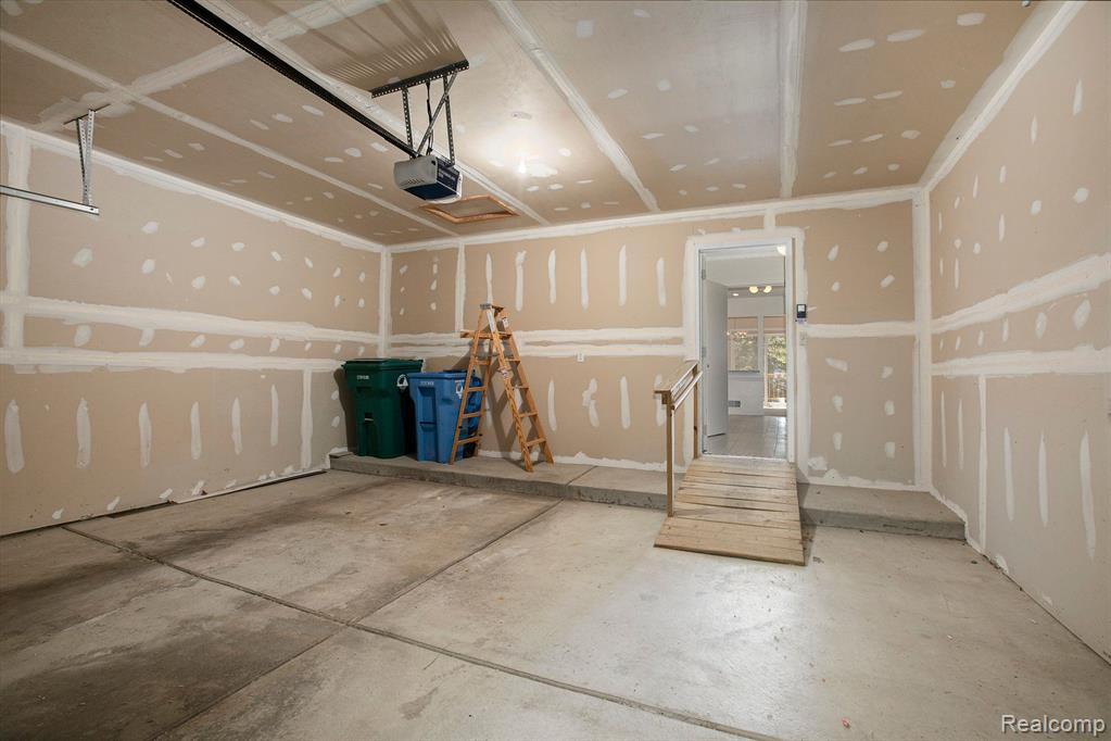 413 MULBERRY Drive, Commerce Twp, MI 48390 — Photo 32