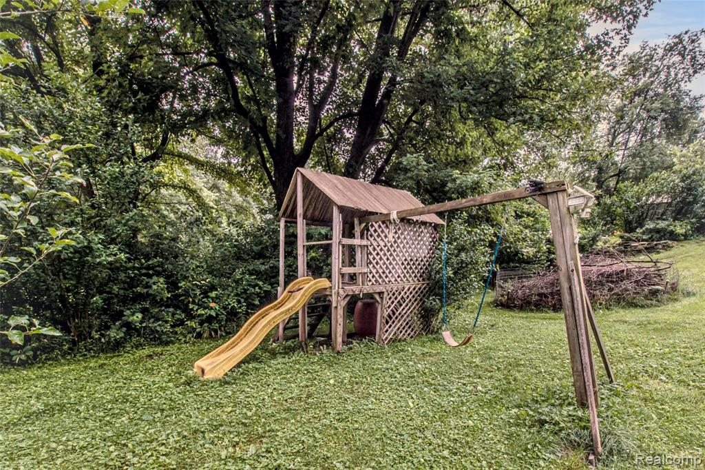 9042 Gale Road, White Lake, MI — Photo 17