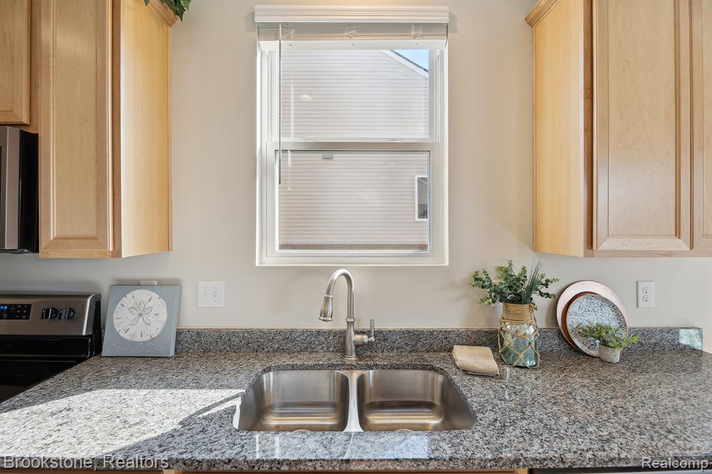 527 HOLMDALE Way, Ann Arbor, MI 48108 — Photo 17