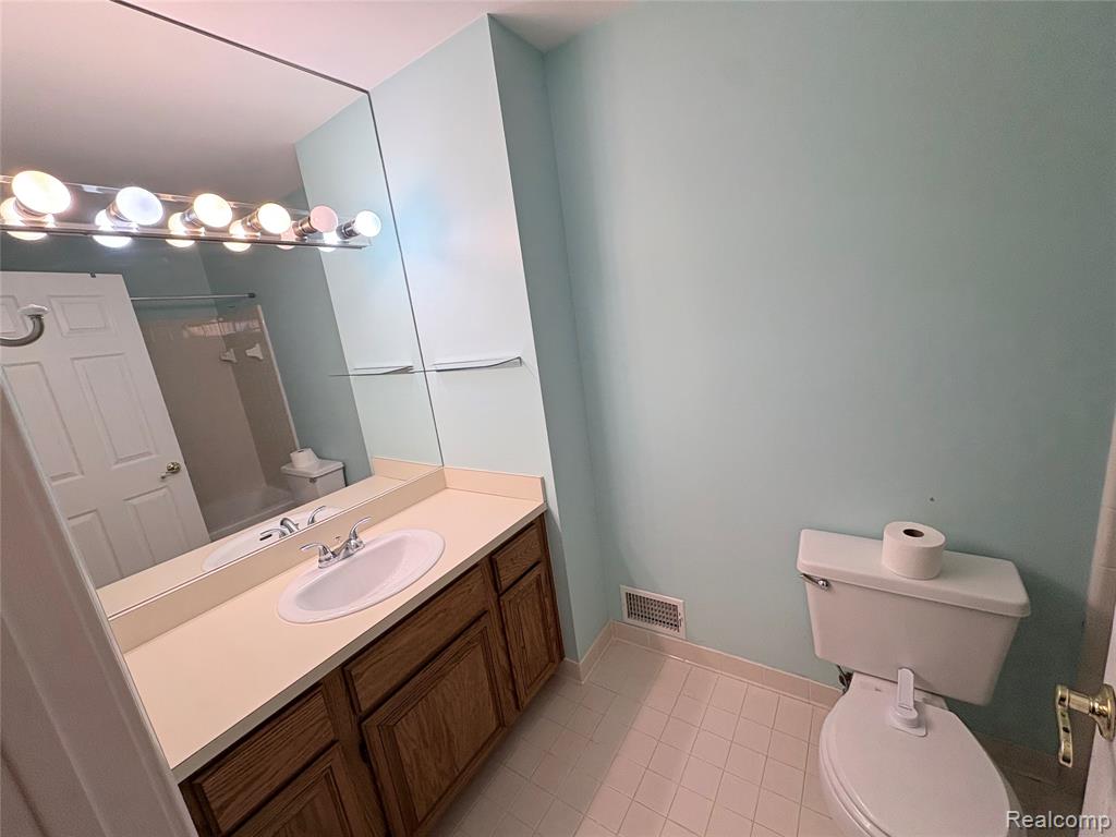 7595 Woodview Drive, Waterford, MI 48327 — Photo 13