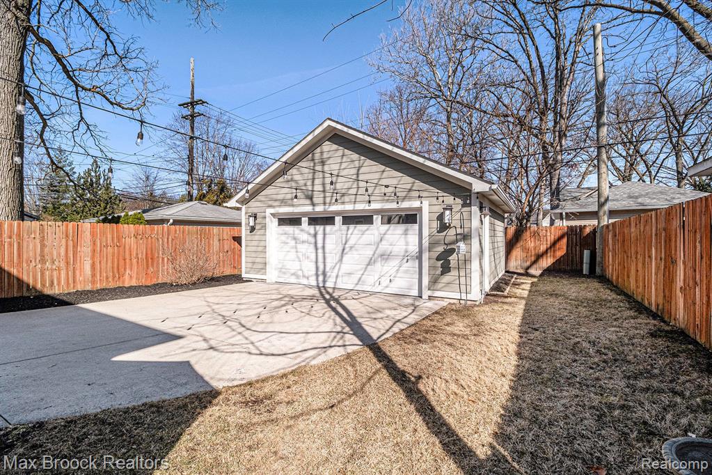 907 E 6TH Street, Royal Oak, MI 48067 — Photo 35