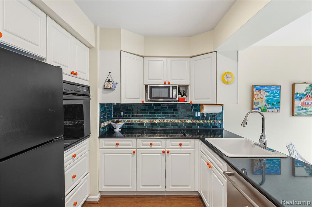 4042 Chablis Street, West Bloomfield, MI 48323 — Photo 12