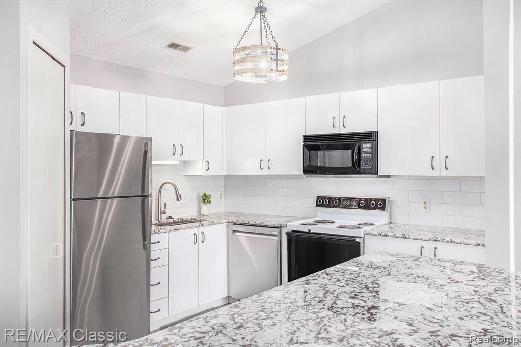 6619 Ridgefield Circle, 205, West Bloomfield, MI — Photo 6