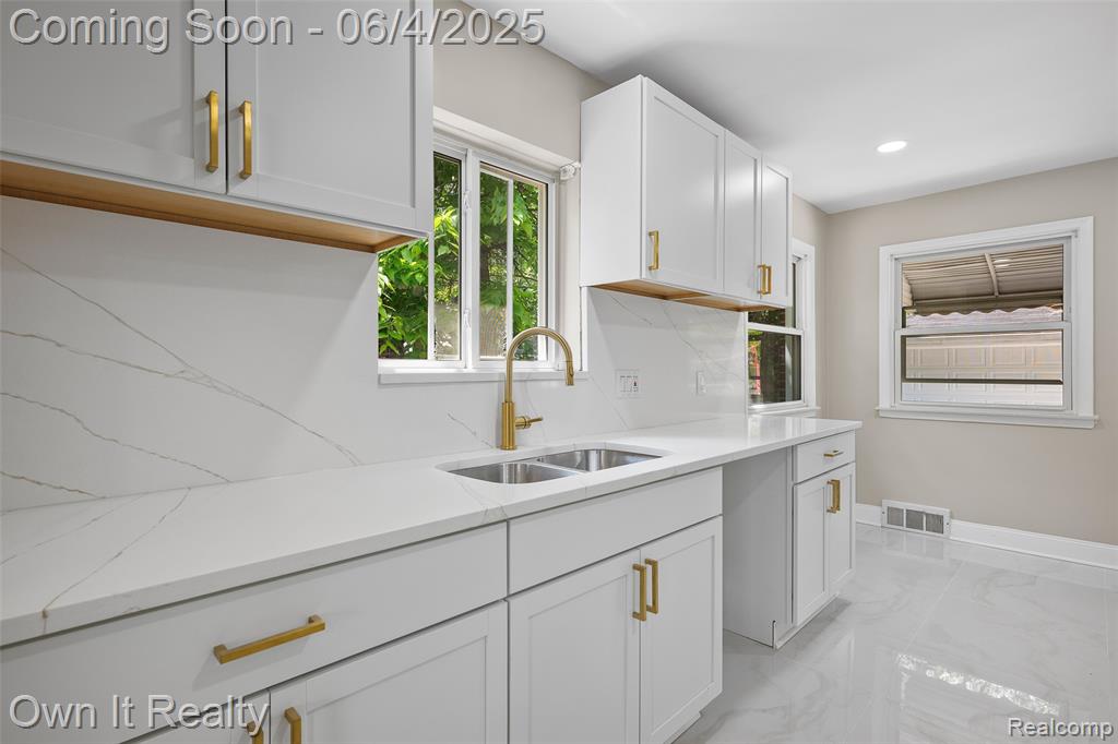 8415 N Evangeline Street, Dearborn Heights, MI 48127 — Photo 13