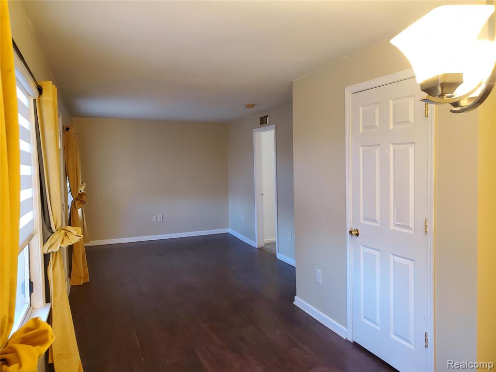 1110 Myrtle Avenue, Waterford, MI 48328 — Photo 2