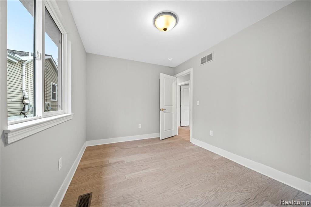 360 NEWTON Drive, Lake Orion, MI 48362 — Photo 23