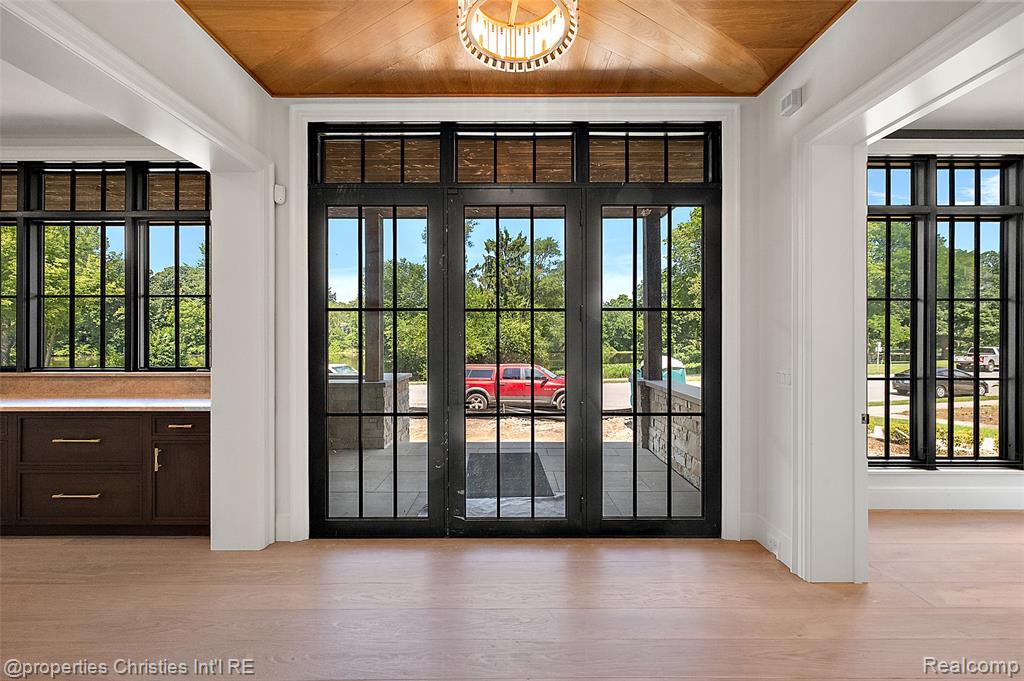 592 LAKESIDE DR, Birmingham, MI 48009 — Photo 5