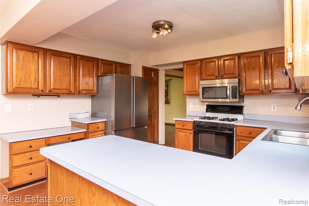5201 CROWFOOT Drive, Troy, MI 48085 — Photo 20