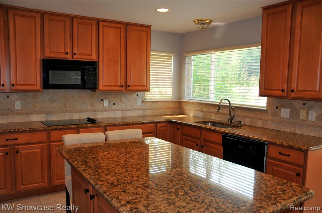 5444 BUELL Drive, Commerce Twp, MI 48382 — Photo 7