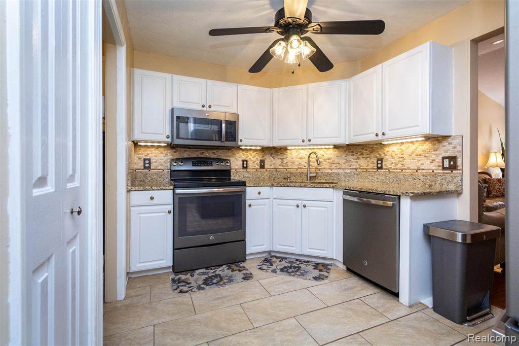 448 Ravencrest Lane, 50, Westland, MI — Photo 12