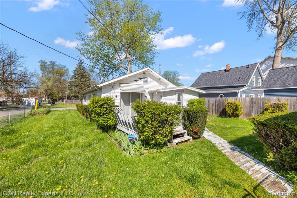 1801 Beechcroft Street, Keego Harbor, MI 48320 — Photo 3