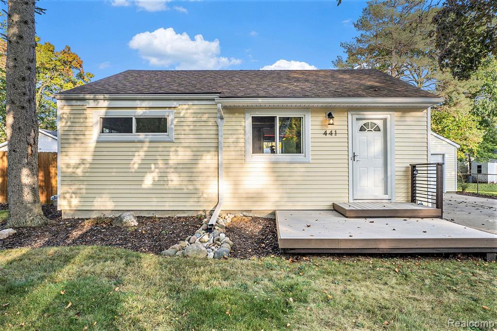 441 CLAYBURN Boulevard, Waterford, MI 48327 — Photo 2