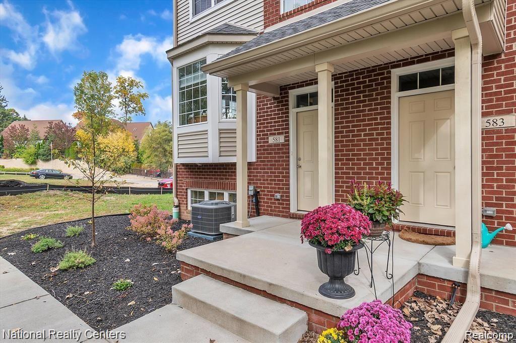 581 VILLAGE Lane, Milford, MI 48381 — Photo 3