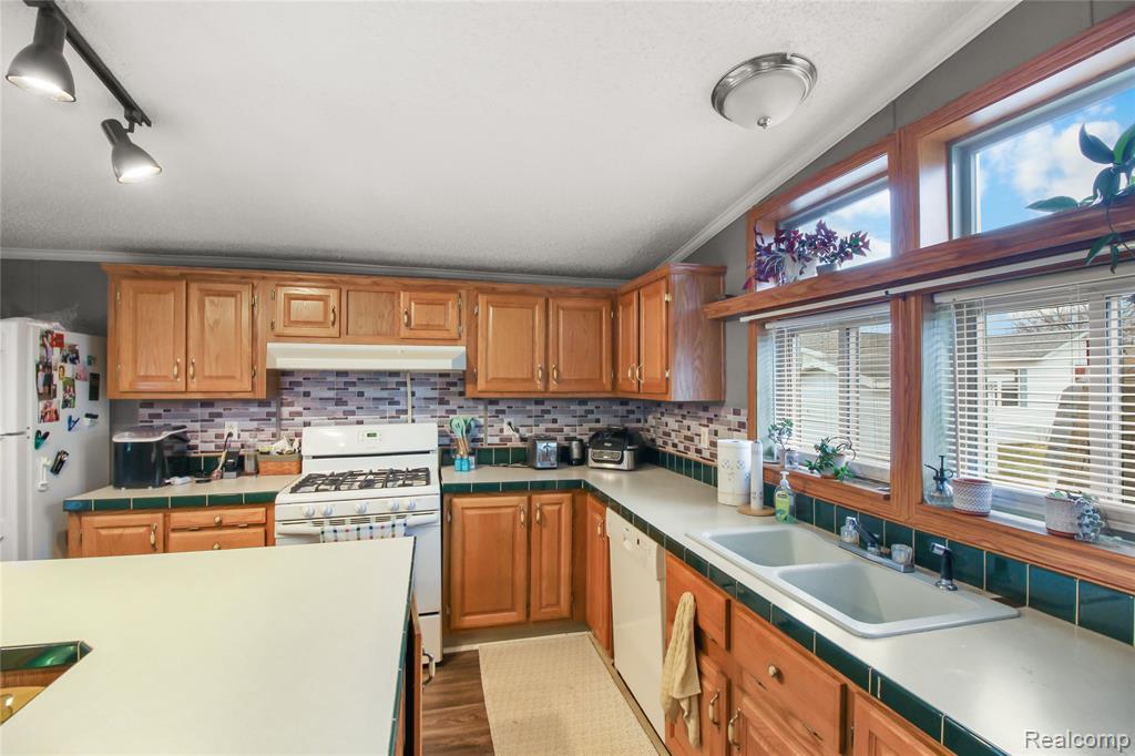 2351 Hiddenview Drive, Newport, MI 48166 — Photo 9