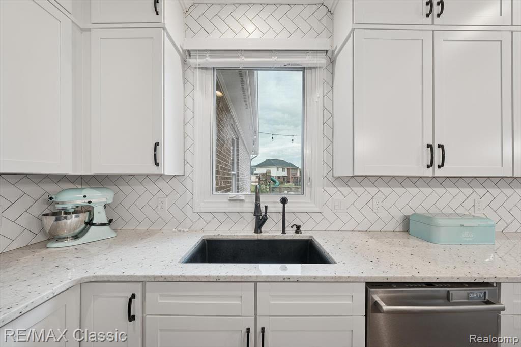 47595 Greenwich Drive, Novi, MI — Photo 17