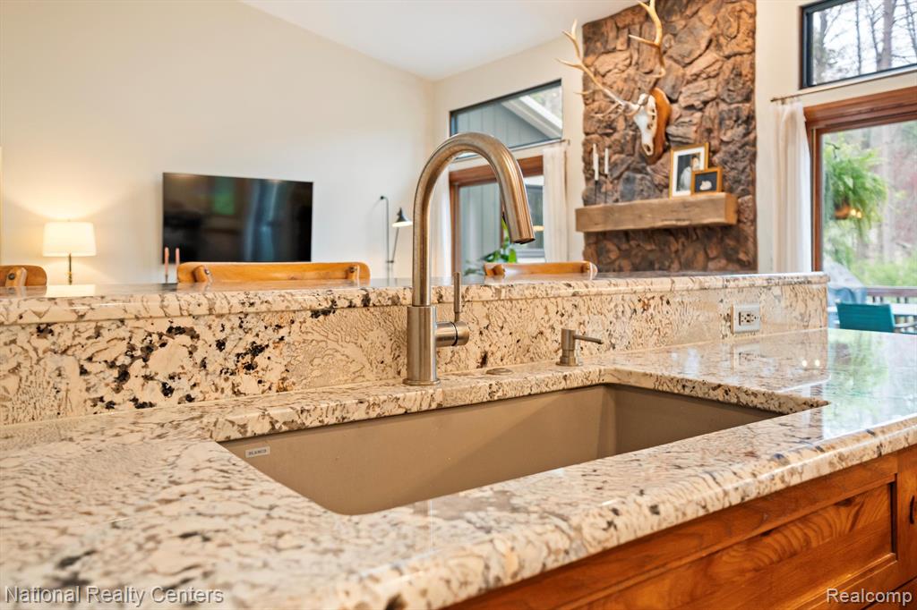 4049 PINESTEAD Drive, Commerce Twp, MI 48390 — Photo 9