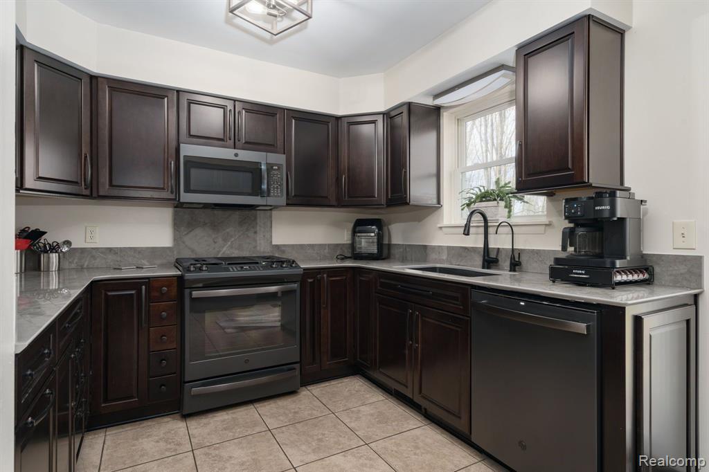 8660 SARGENT Road, Fowlerville, MI 48836 — Photo 10
