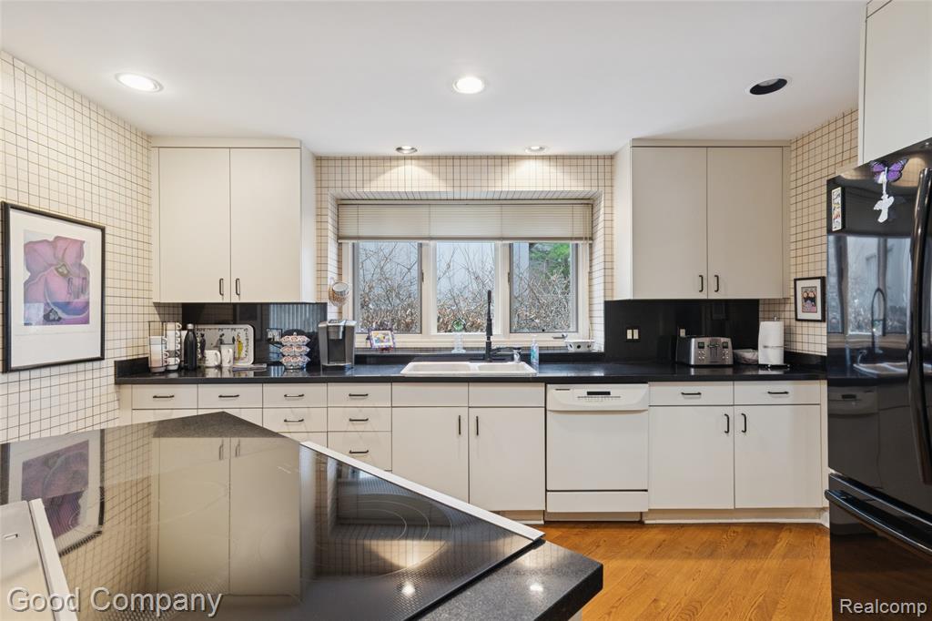 5104 Woodcliff Hill Road W, West Bloomfield, MI 48323 — Photo 19