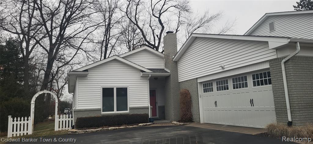 10557 Kenicott Trail, Brighton, MI 48114 — Photo 2