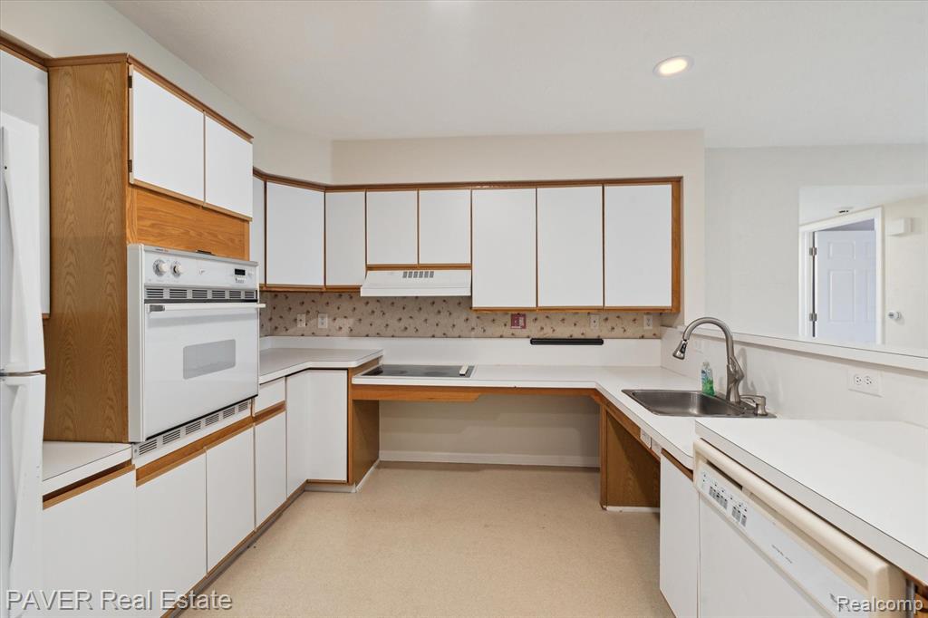 1565 WEATHERSTONE Drive, Ann Arbor, MI 48108 — Photo 14
