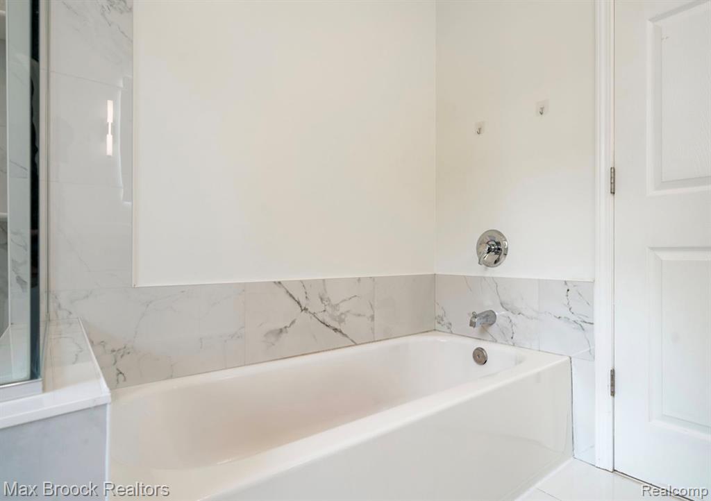 4344 Gateway Circle, West Bloomfield, MI — Photo 21