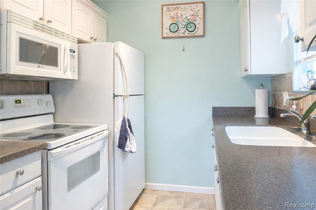20210 Vernier Road, B, Harper Woods, MI 48225 — Photo 12