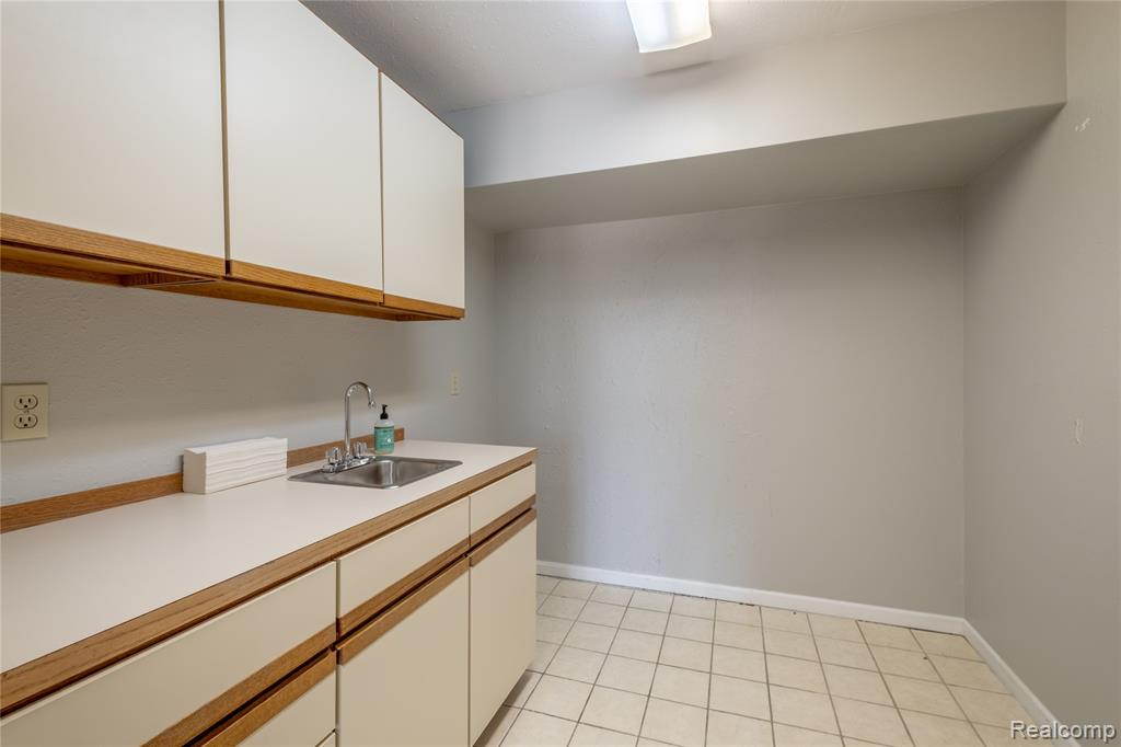 536 Perry Road, Grand Blanc, MI 48439 — Photo 16