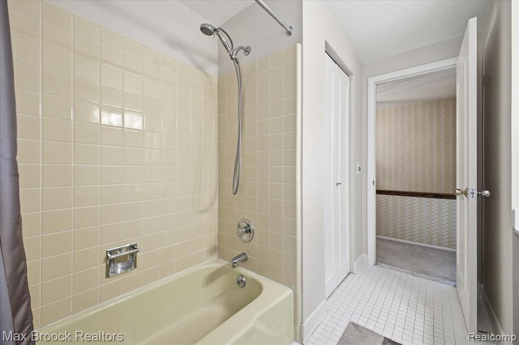 5956 Pinecroft Drive, West Bloomfield, MI — Photo 38