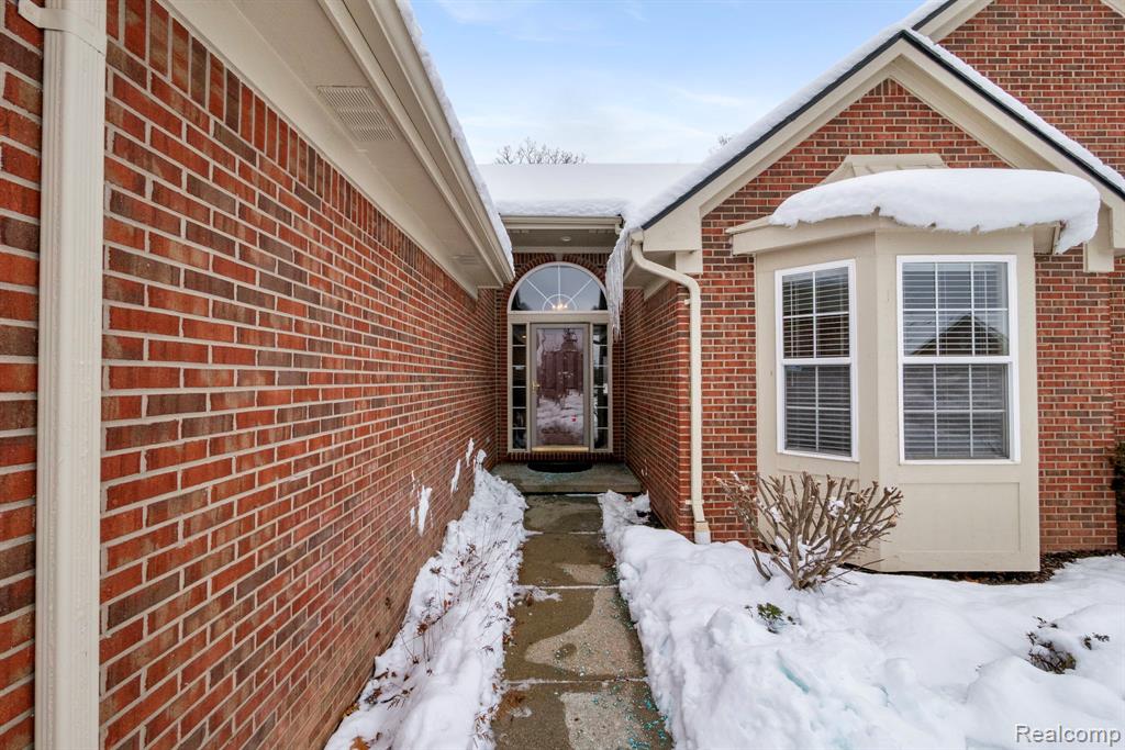 671 Woodhaven Drive, Commerce Twp, MI 48390 — Photo 3