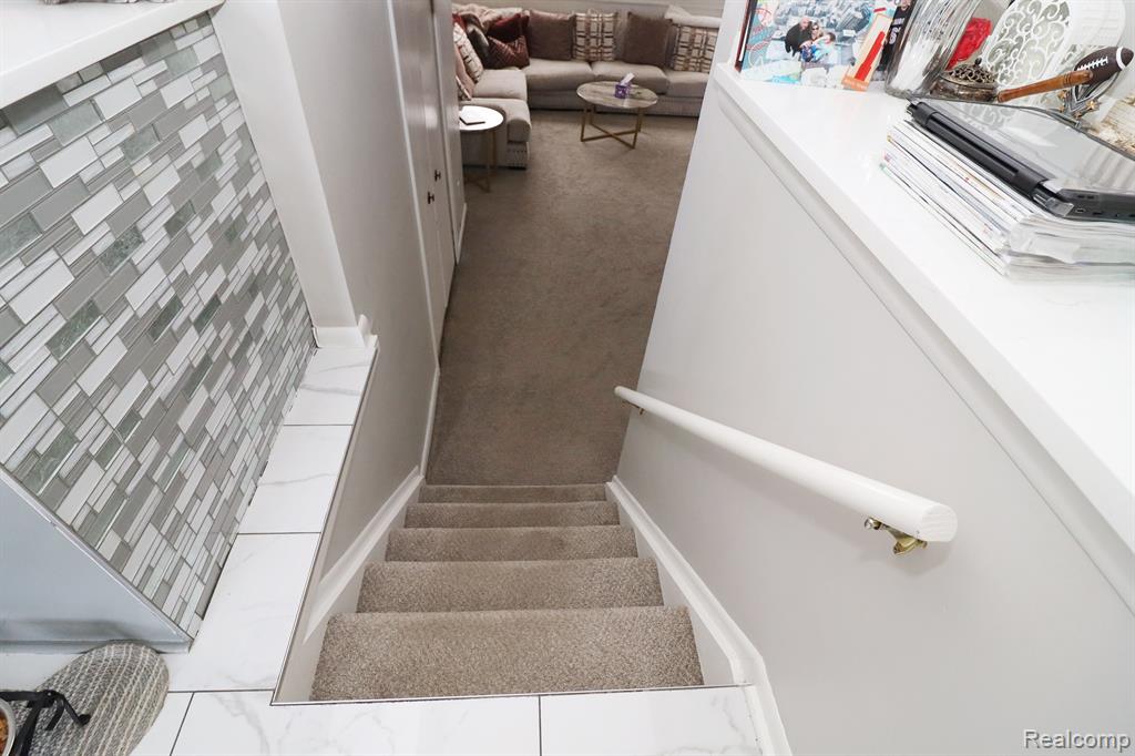 693 CRONIN Drive, Dearborn Heights, MI 48127 — Photo 10