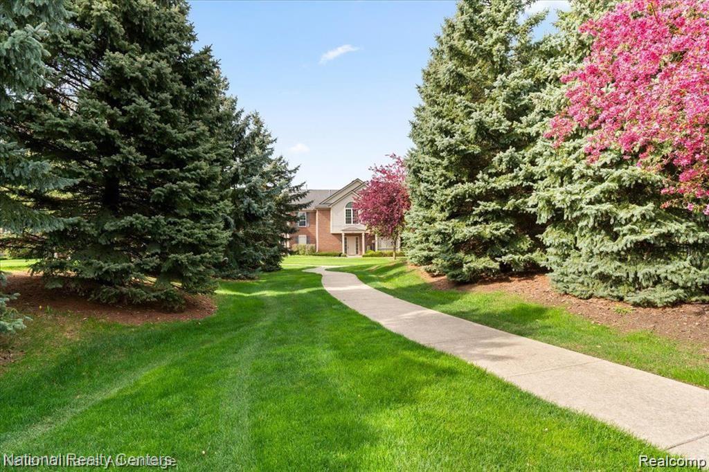 7201 Farmingdale Lane, Walled Lake, MI 48390 — Photo 32