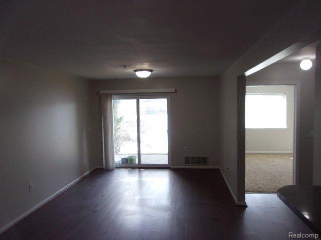 866 AMANDA Lane, Pontiac, MI 48340 — Photo 3