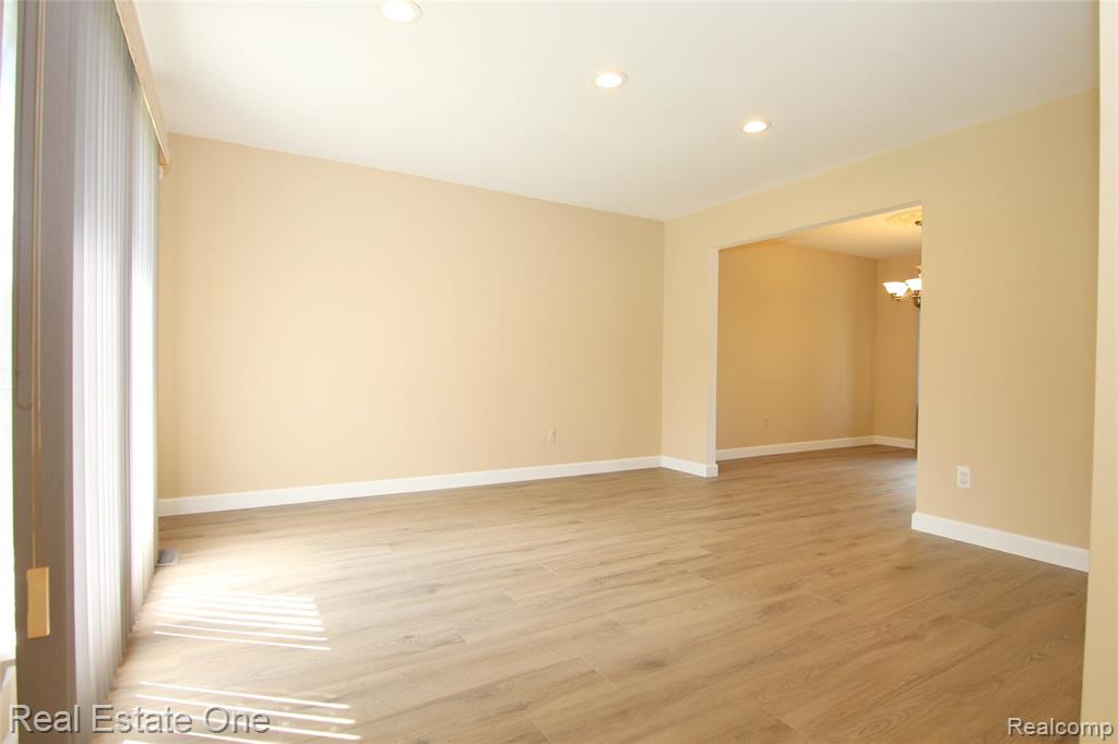 5590 GREENBRIAR Drive, West Bloomfield, MI — Photo 10
