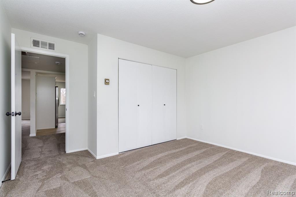 5273 HIGHLAND Road, Waterford, MI 48327 — Photo 10